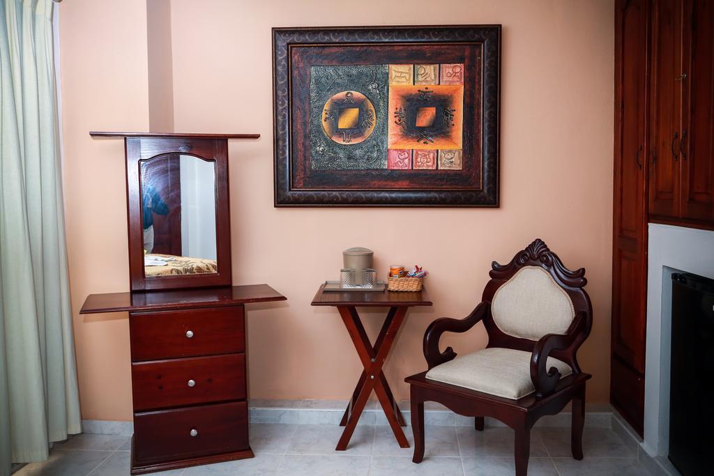 Hotel Los Jardines Сантяго де лос Кабайерос Екстериор снимка