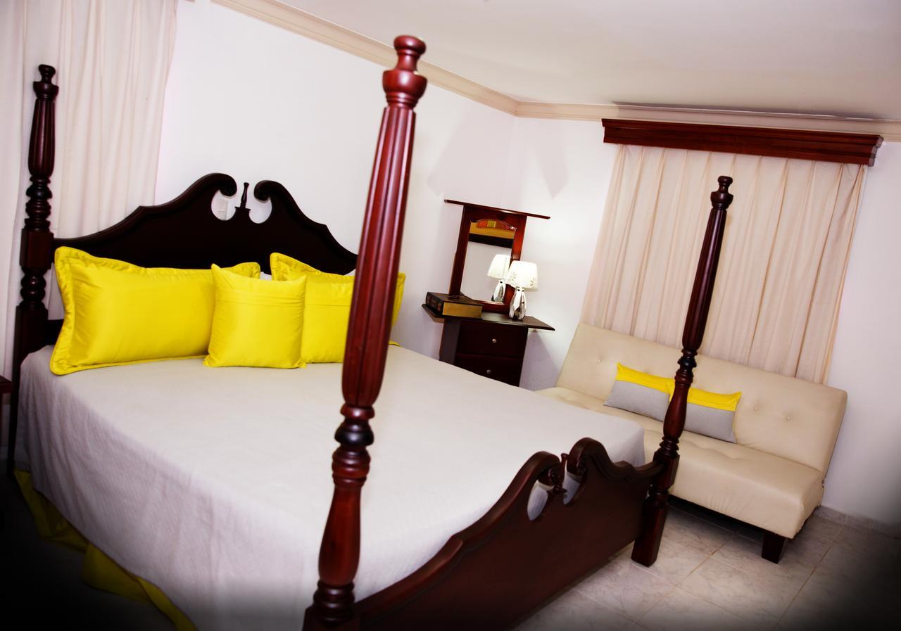 Hotel Los Jardines Сантяго де лос Кабайерос Екстериор снимка