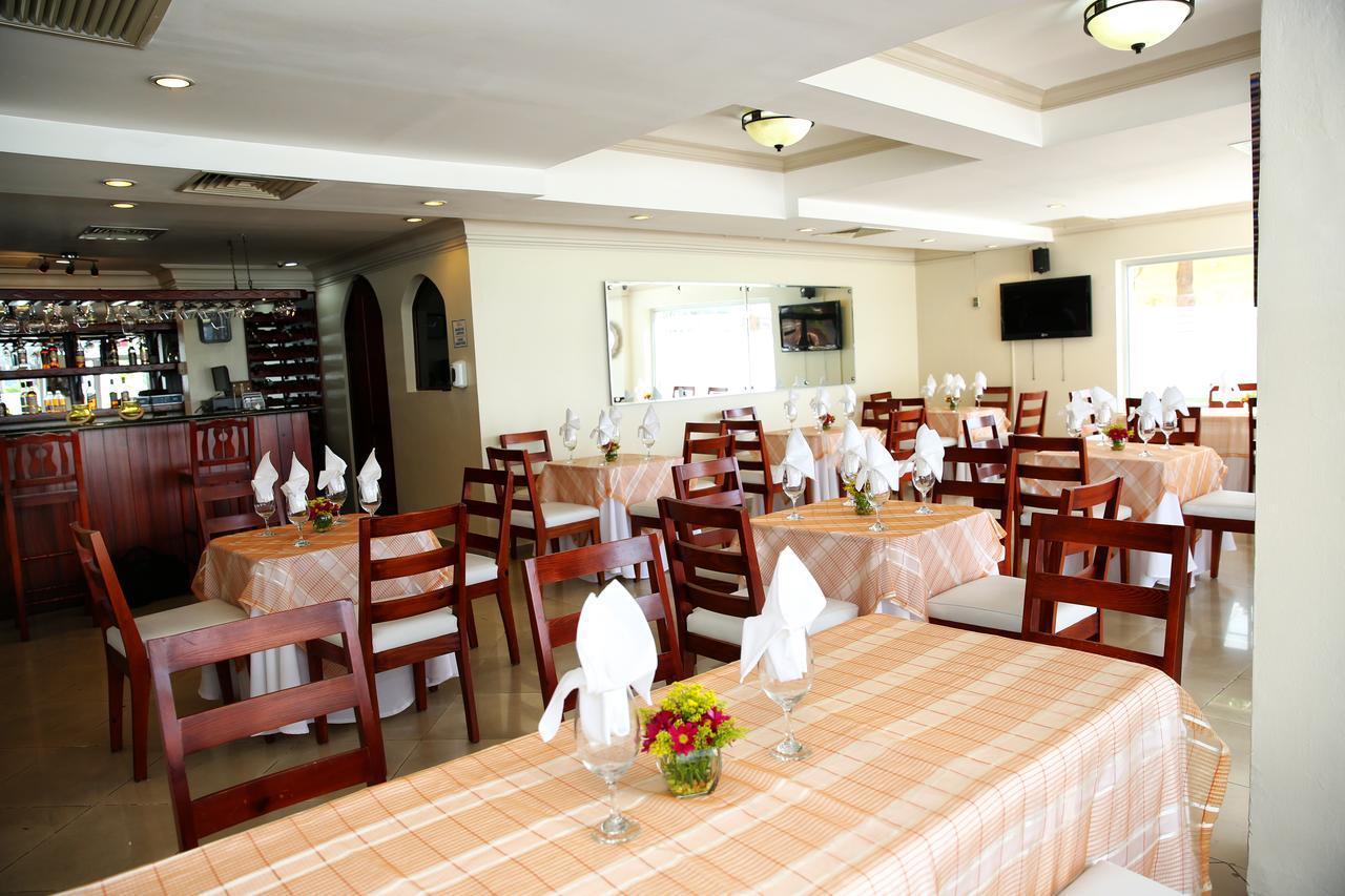 Hotel Los Jardines Сантяго де лос Кабайерос Екстериор снимка