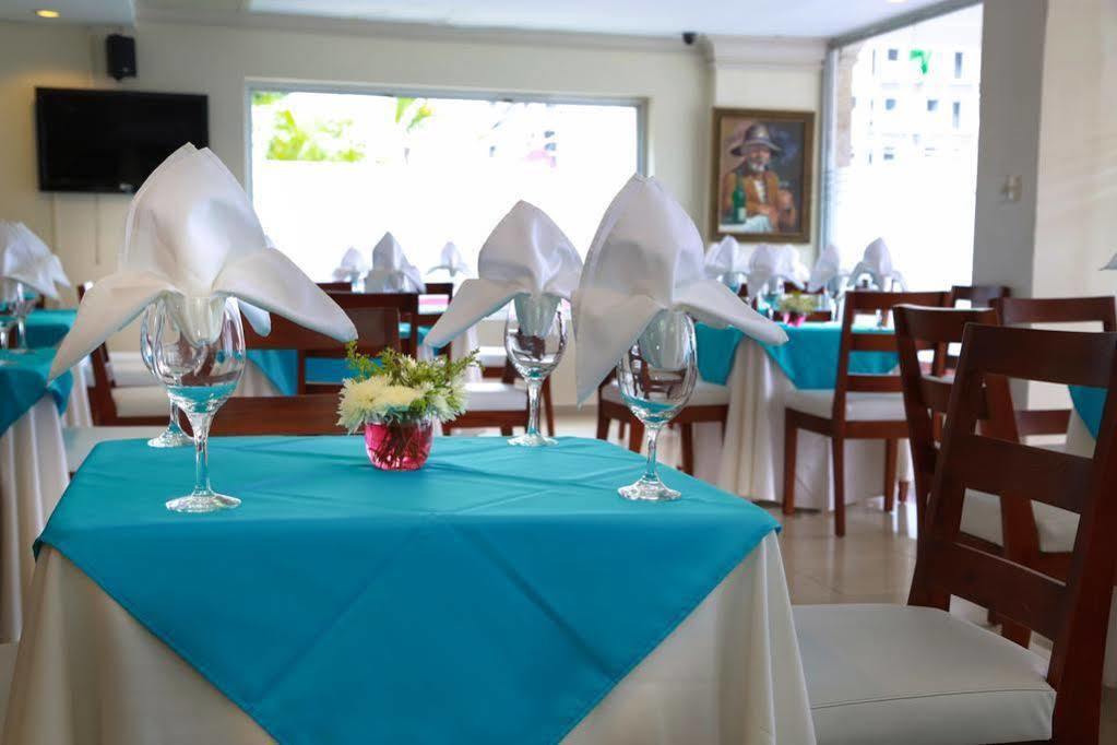 Hotel Los Jardines Сантяго де лос Кабайерос Екстериор снимка